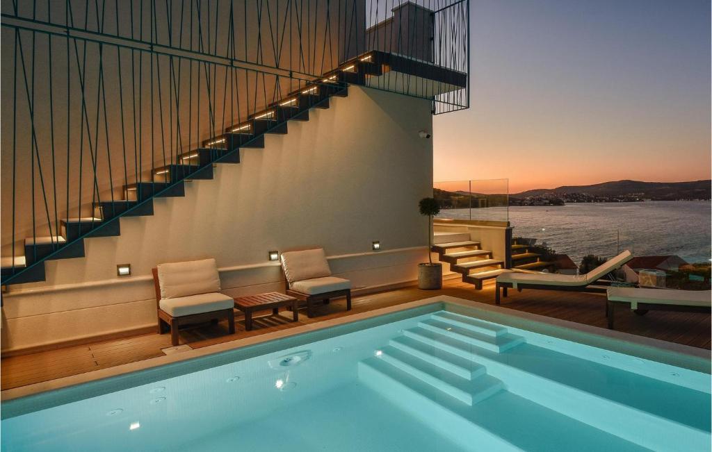 una piscina in cima a un edificio di Villa Tempera a Ražanj