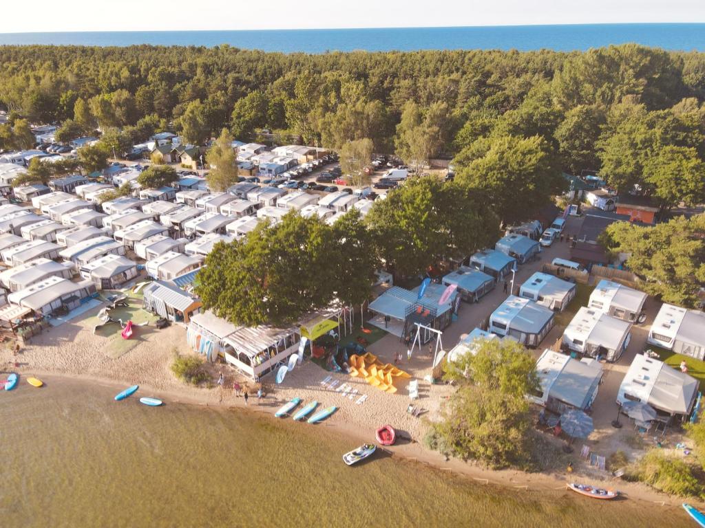 - une vue aérienne sur un parking avec un bouquet de rvs dans l'établissement Przyczepy Kempingowe CHAŁUPY 6, KITE CREW Surf School, à Chałupy