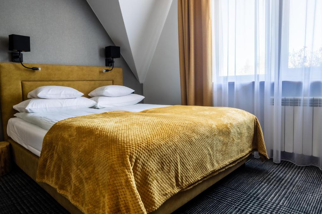 扎科帕內的住宿－APLIT GUEST HOUSE，一间卧室配有一张黄色毯子床