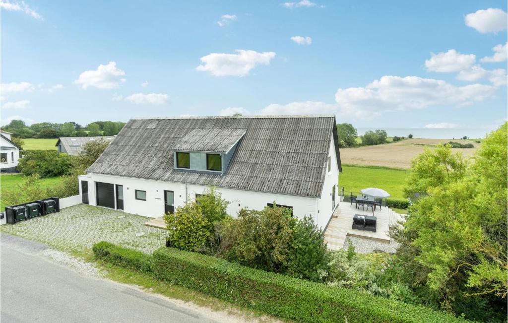 una vista aérea de una casa blanca con techo gris en Amazing Home In Tranekr With Wifi en Tranekær