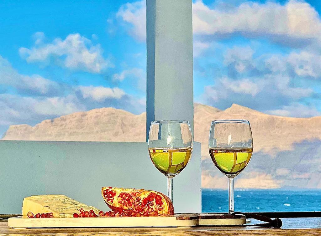 dois copos de vinho branco sentados numa mesa em Canaryislandshost l The Surfers em Famara