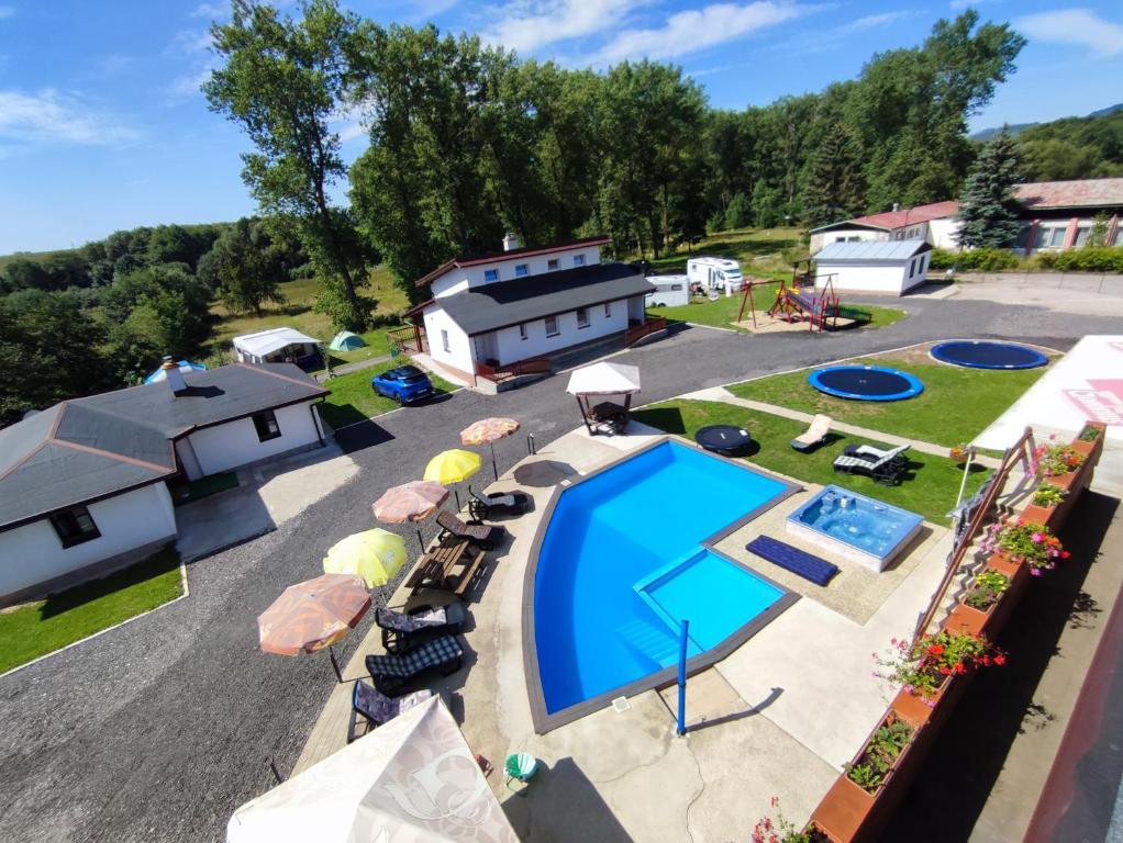 eine Luftansicht einer Unterkunft mit einem Pool und einem Haus in der Unterkunft Family Bungalows & Camp in Vrchlabí