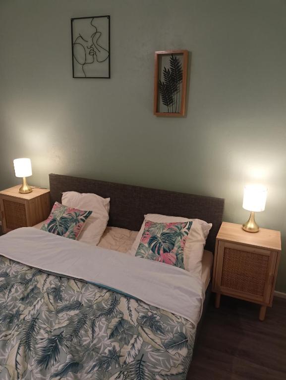 A bed or beds in a room at La Belle Armentières, maison triplex cosy proche de Lille