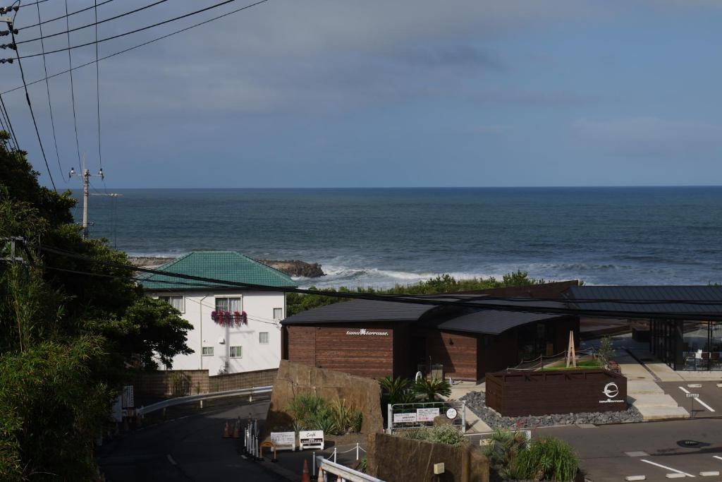 vistas al océano desde un edificio en 太平洋を見渡せる海浜リゾート貸切観海荘チャオ, en Momiyama