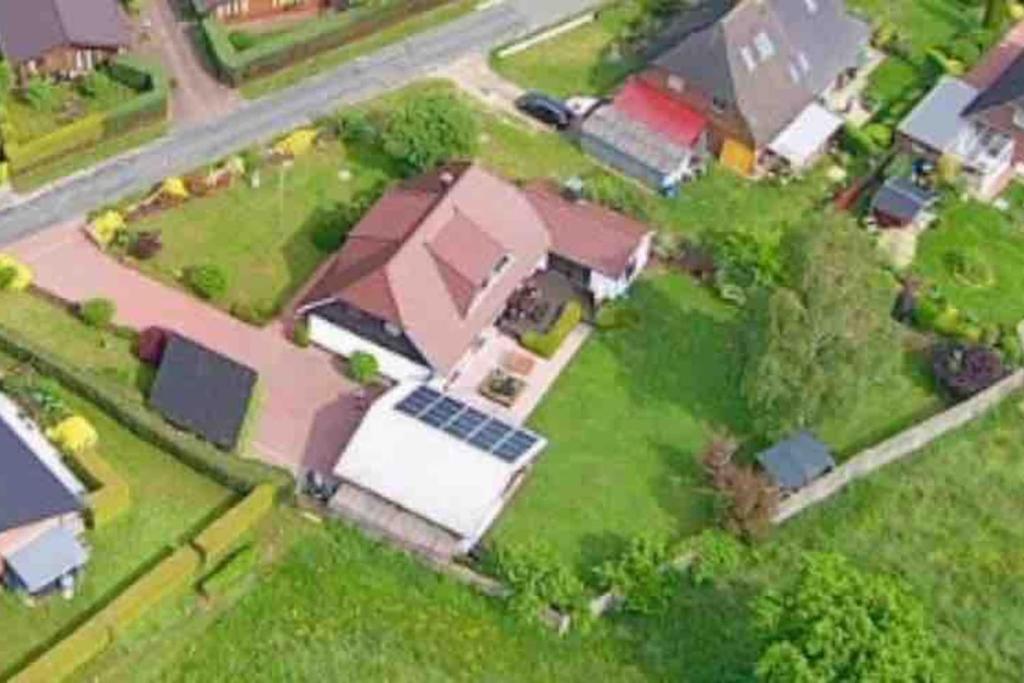 una vista aérea de una casa con panel solar en Fewo Zum Wohlfühlen, en Hemmoor