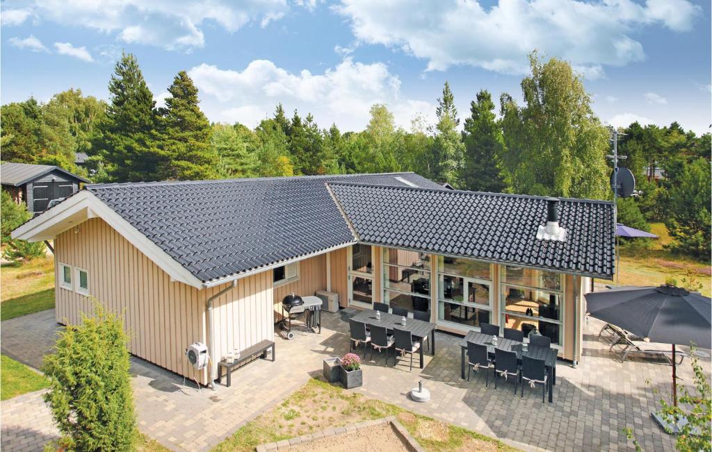 RørvigにあるAmazing Home In Rrvig With 4 Bedrooms, Sauna And Wifiのパティオ付きの家の頭上の景色