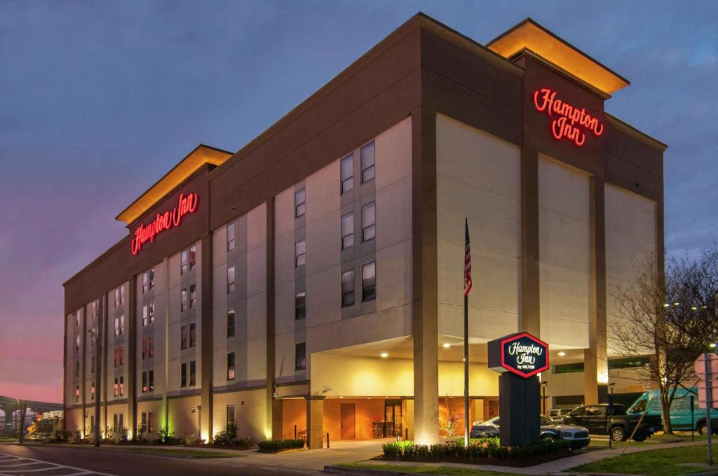 Hampton Inn Metairie في ميتايري: مبنى الفندق فيه لافته مكتوب عليها نزل هامبتون