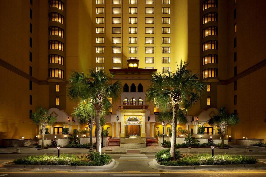 een gebouw met palmbomen voor hoge gebouwen bij Hilton Grand Vacations Club Anderson Ocean Myrtle Beach in Myrtle Beach