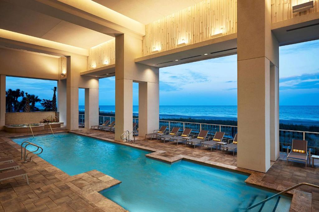 Der Swimmingpool an oder in der Nähe von Hilton Grand Vacations Club Ocean Enclave Myrtle Beach
