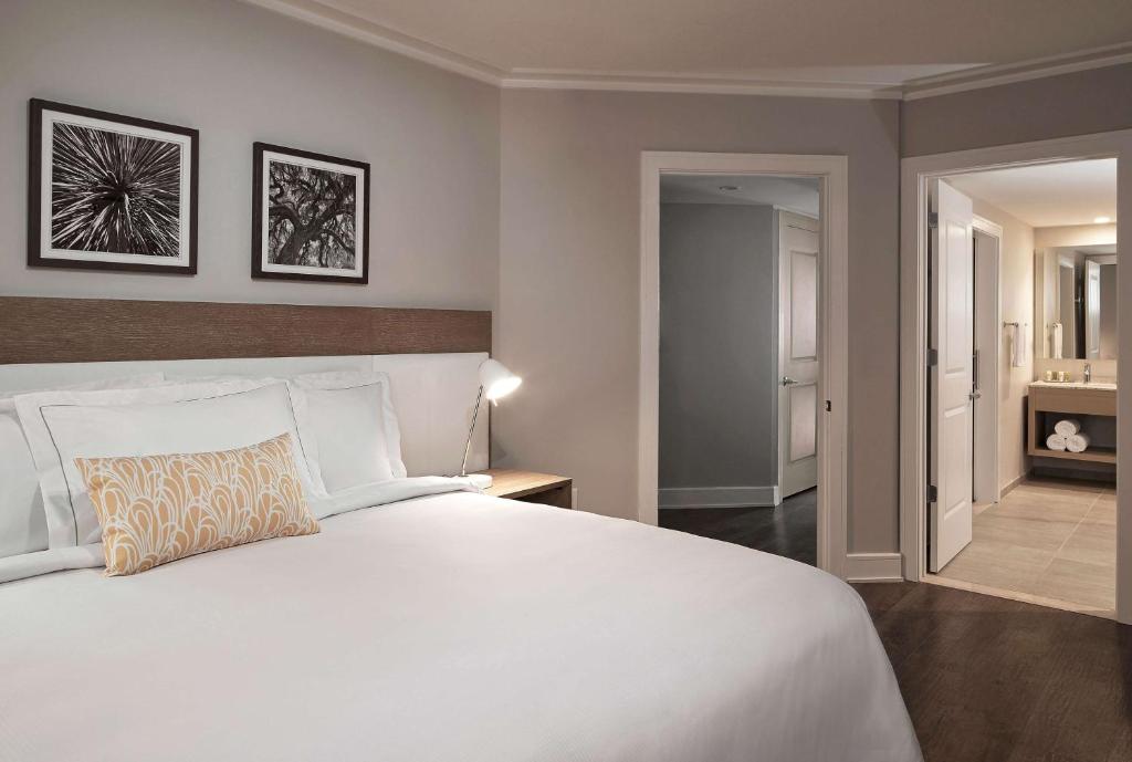 Ein Bett oder Betten in einem Zimmer der Unterkunft Hilton Grand Vacations Club Ocean Enclave Myrtle Beach