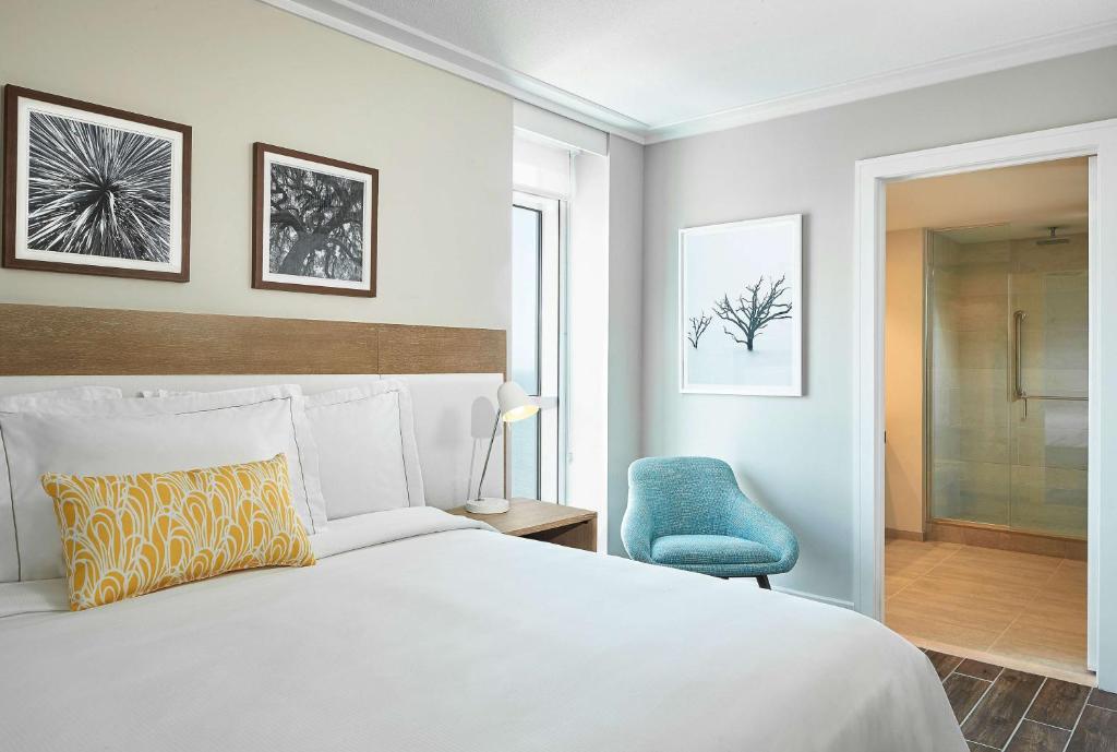 Ein Bett oder Betten in einem Zimmer der Unterkunft Hilton Grand Vacations Club Ocean Enclave Myrtle Beach