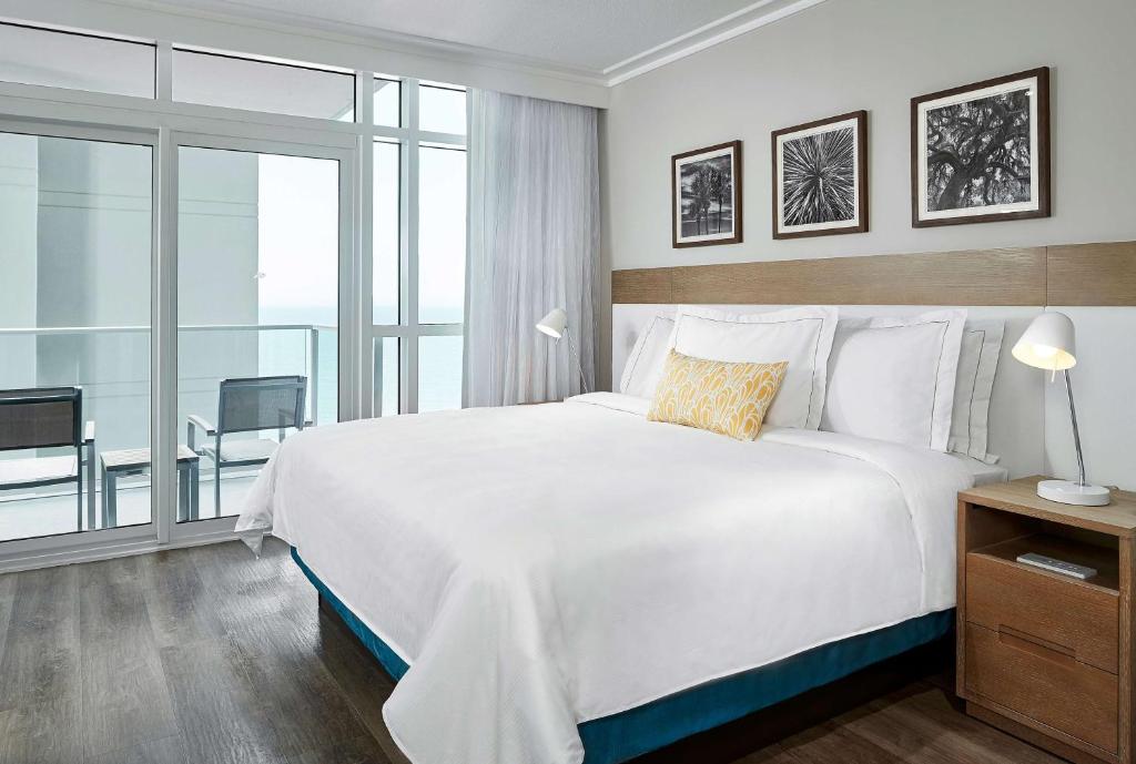 Ein Bett oder Betten in einem Zimmer der Unterkunft Hilton Grand Vacations Club Ocean Enclave Myrtle Beach