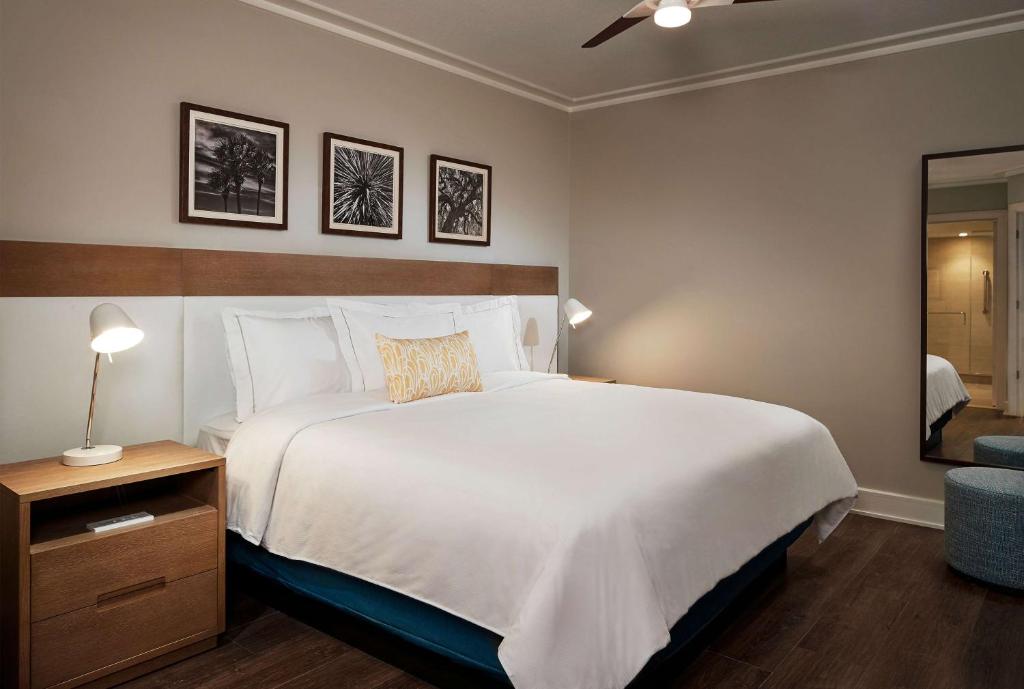 Ein Bett oder Betten in einem Zimmer der Unterkunft Hilton Grand Vacations Club Ocean Enclave Myrtle Beach
