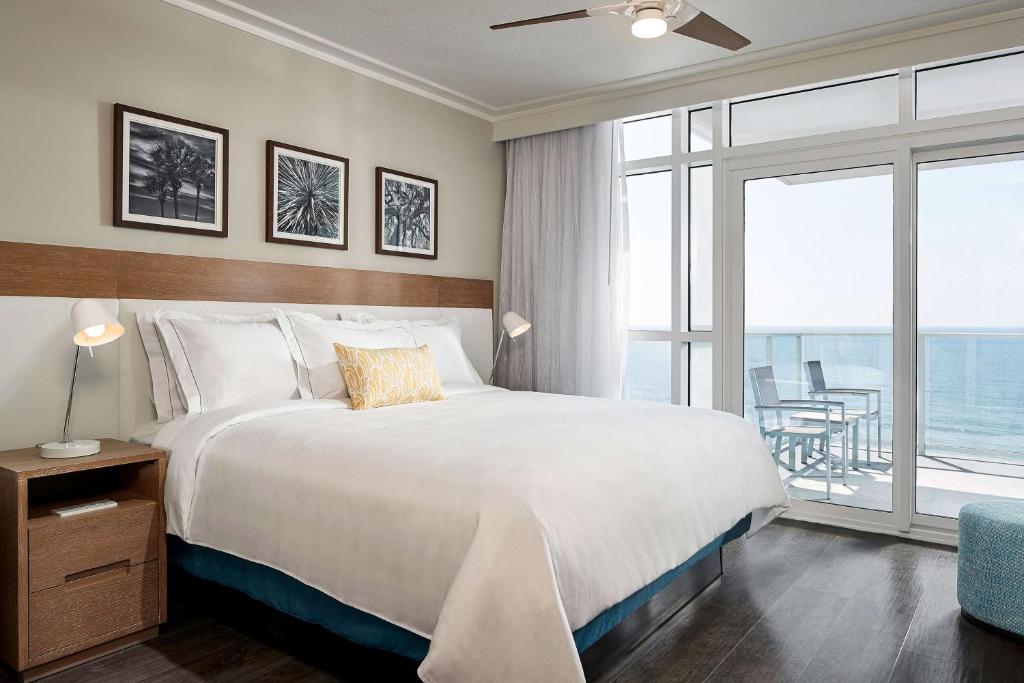 Ein Bett oder Betten in einem Zimmer der Unterkunft Hilton Grand Vacations Club Ocean Enclave Myrtle Beach