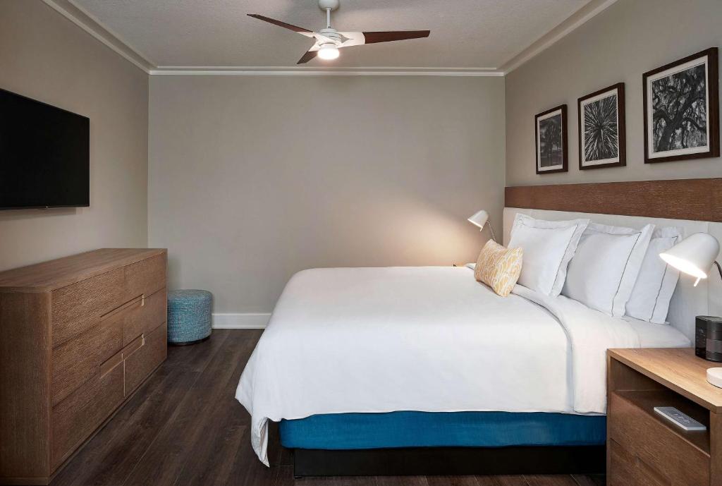 Ein Bett oder Betten in einem Zimmer der Unterkunft Hilton Grand Vacations Club Ocean Enclave Myrtle Beach