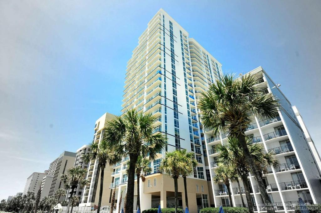 un grand bâtiment avec des palmiers devant lui dans l'établissement Hilton Grand Vacations Club Ocean 22 Myrtle Beach, à Myrtle Beach