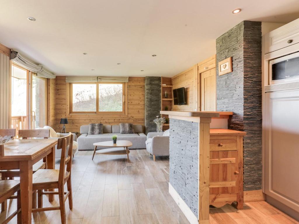 un salon avec un canapé et une table dans l'établissement Charmant duplex 4 pièces, 7 pers, Méribel, pied des pistes, balcon, garage, WiFi - FR-1-411-511, à Les Allues