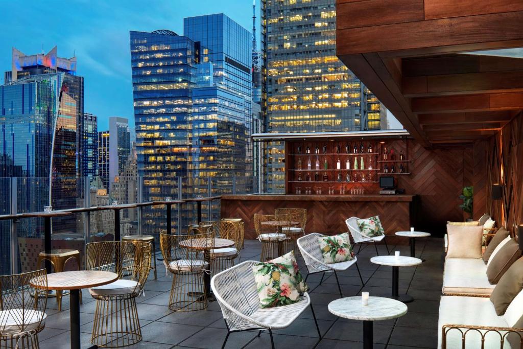 Posezení v ubytování Doubletree By Hilton New York Times Square West