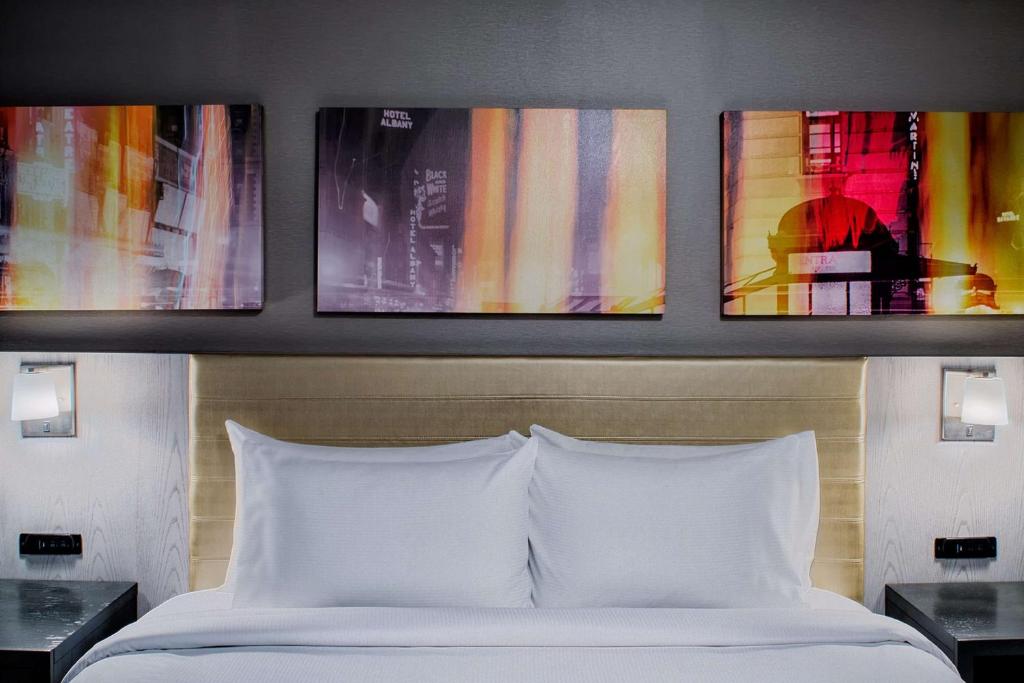 Doubletree By Hilton New York Times Square West - King Room With Roll-in Shower