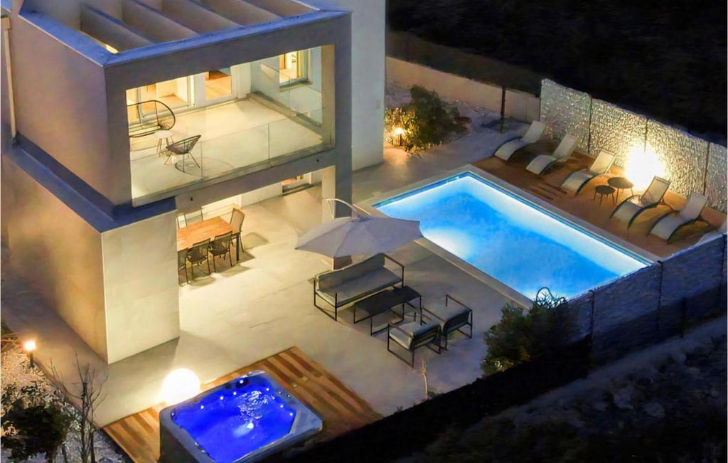 Una vista aérea de una casa con piscina. en Villa North, en Zaton