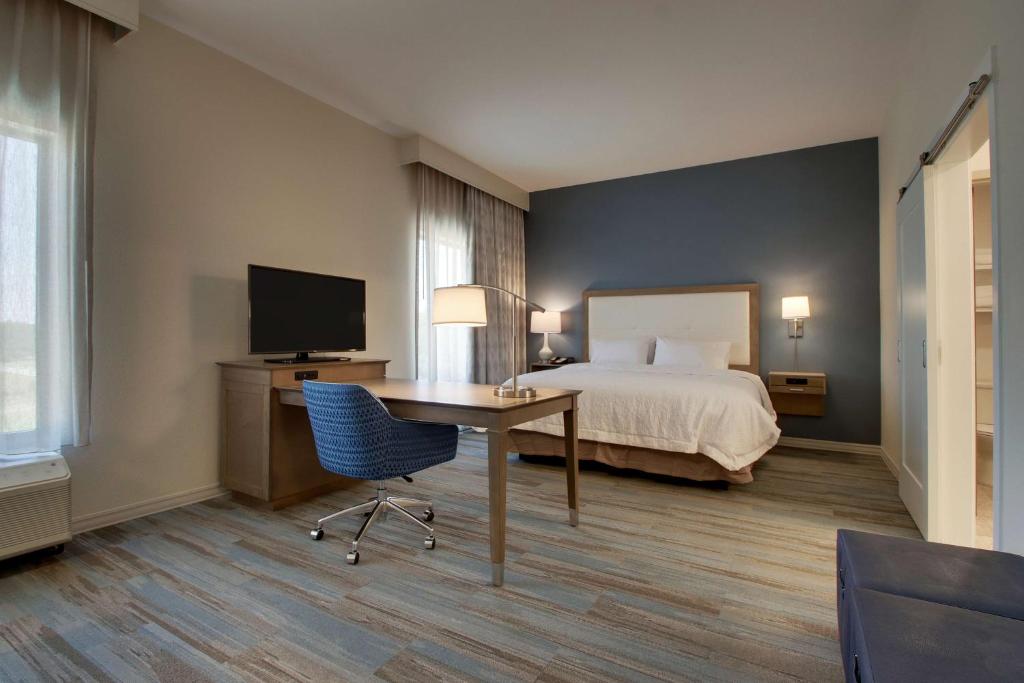 Hampton Inn Sneads Ferry Topsail Beach - King Studio