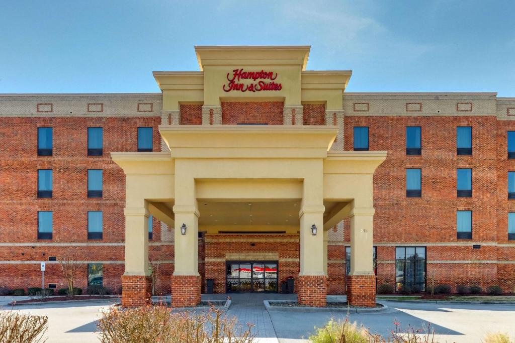 a front view of a brick building at Hampton Inn and Suites Swansboro Near Camp Lejeune in Swansboro