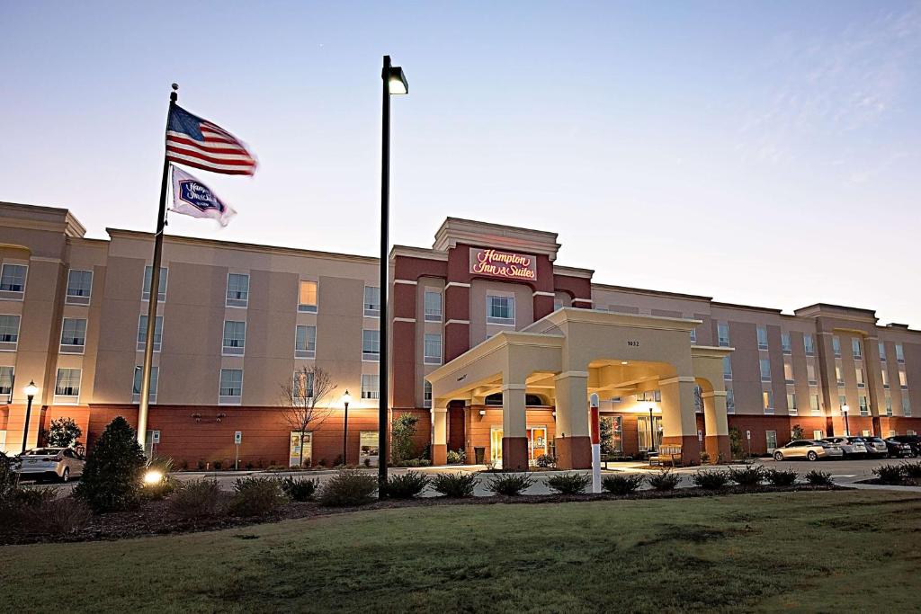 un hotel con una bandera americana delante de él en Hampton Inn & Suites Jacksonville, en Jacksonville