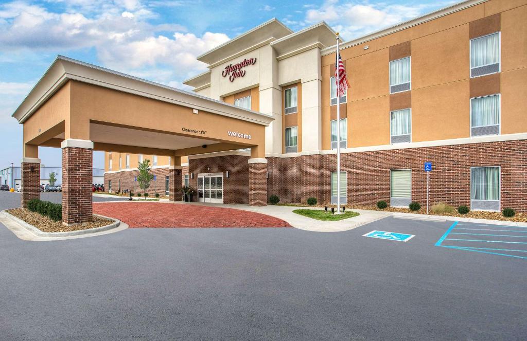 a front view of a hotel with an american flag at Hampton Inn Vincennes in Vincennes