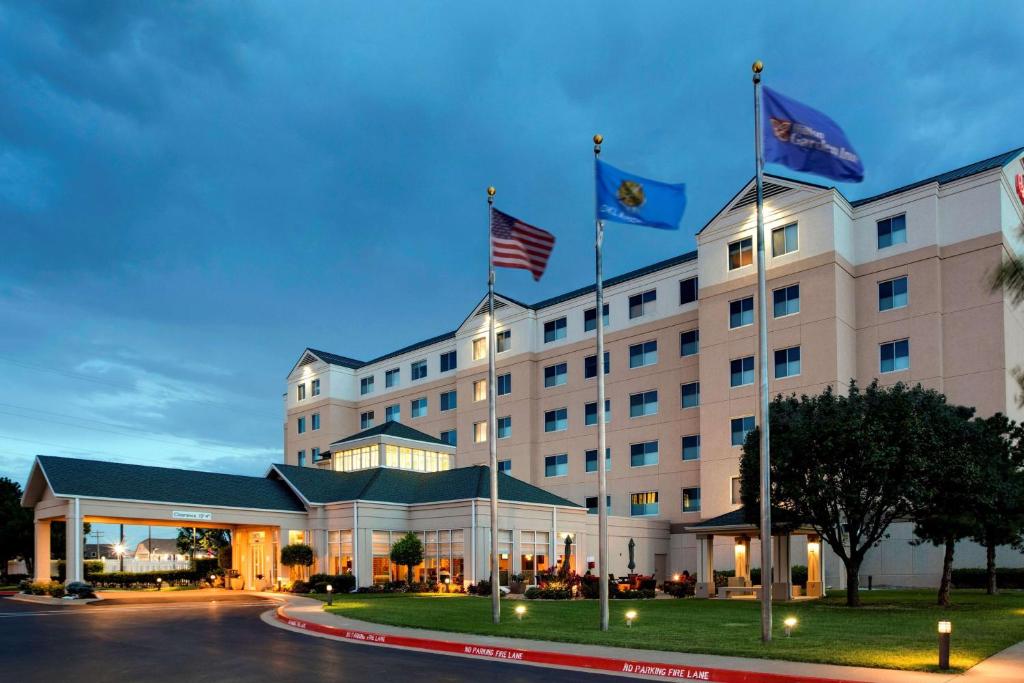 un hôtel avec trois drapeaux au-dessus dans l'établissement Hilton Garden Inn Oklahoma City Airport, à Oklahoma City