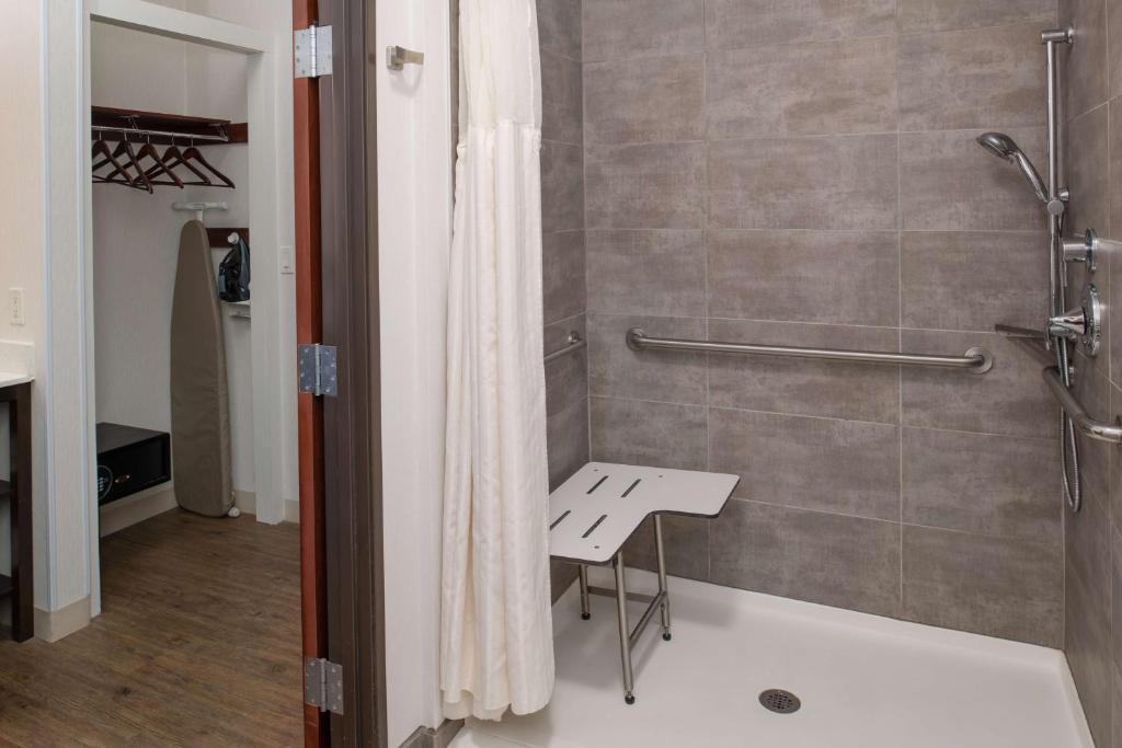 Koupelna v ubytování DoubleTree by Hilton Olympia