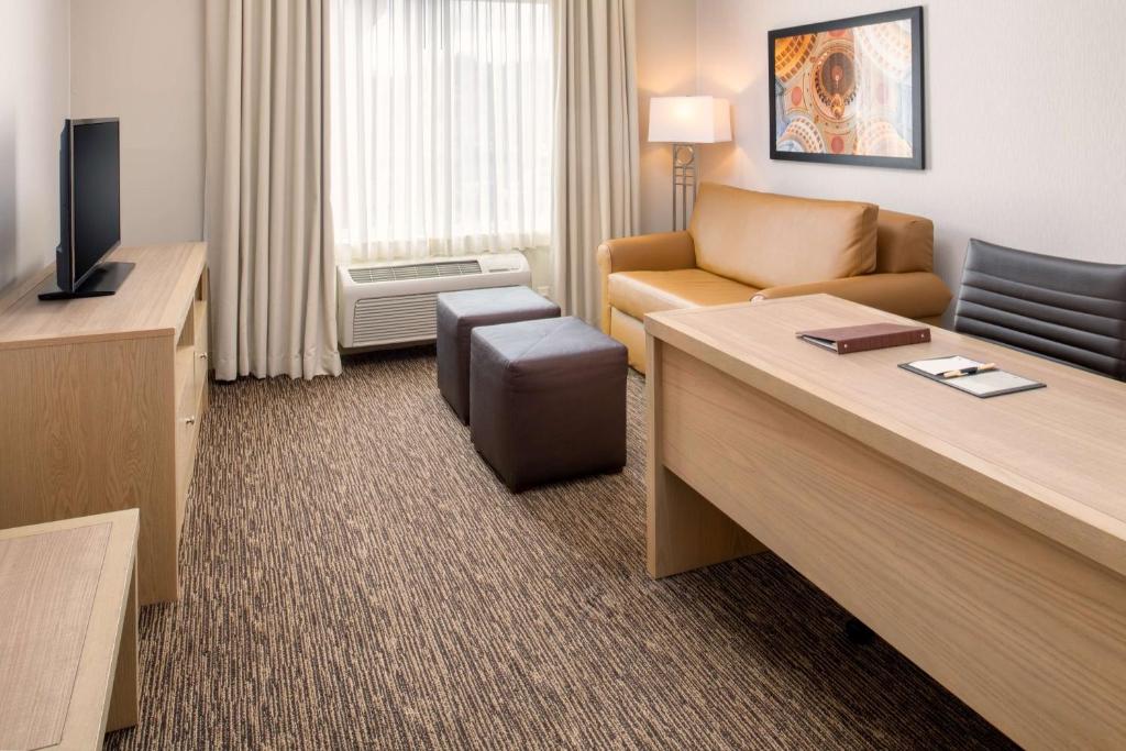 TV a/nebo společenská místnost v ubytování DoubleTree by Hilton Olympia