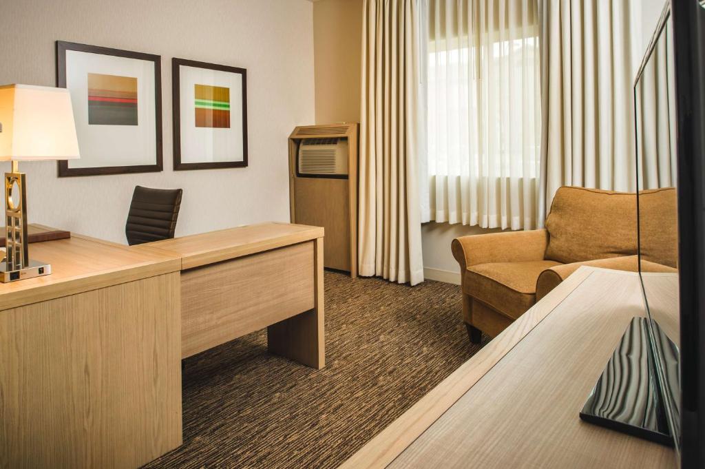 TV a/nebo společenská místnost v ubytování DoubleTree by Hilton Olympia