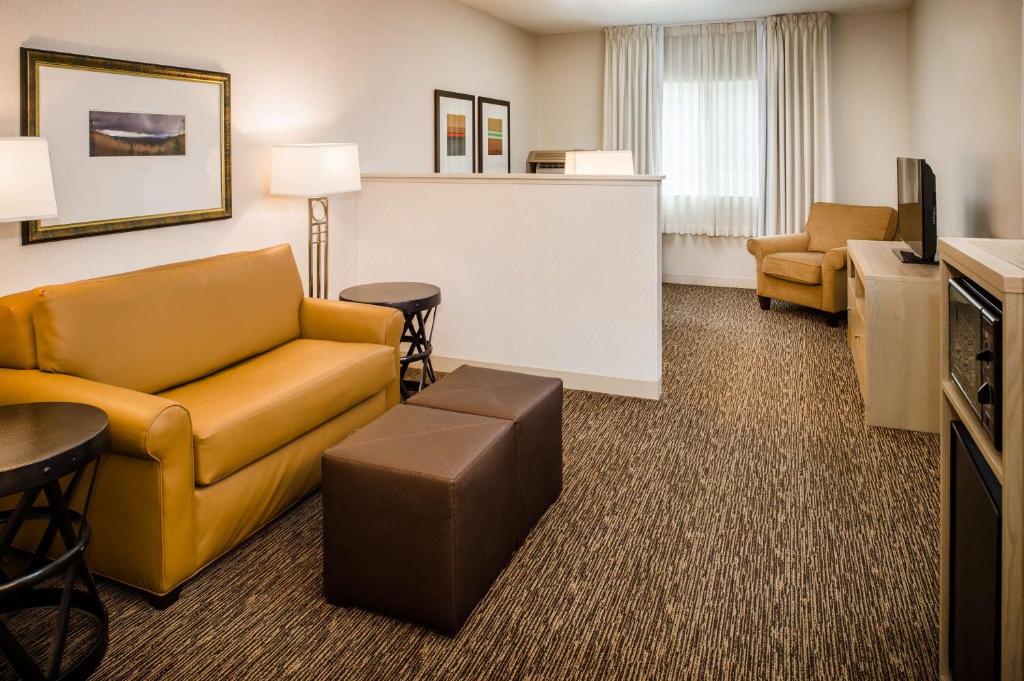 TV a/nebo společenská místnost v ubytování DoubleTree by Hilton Olympia