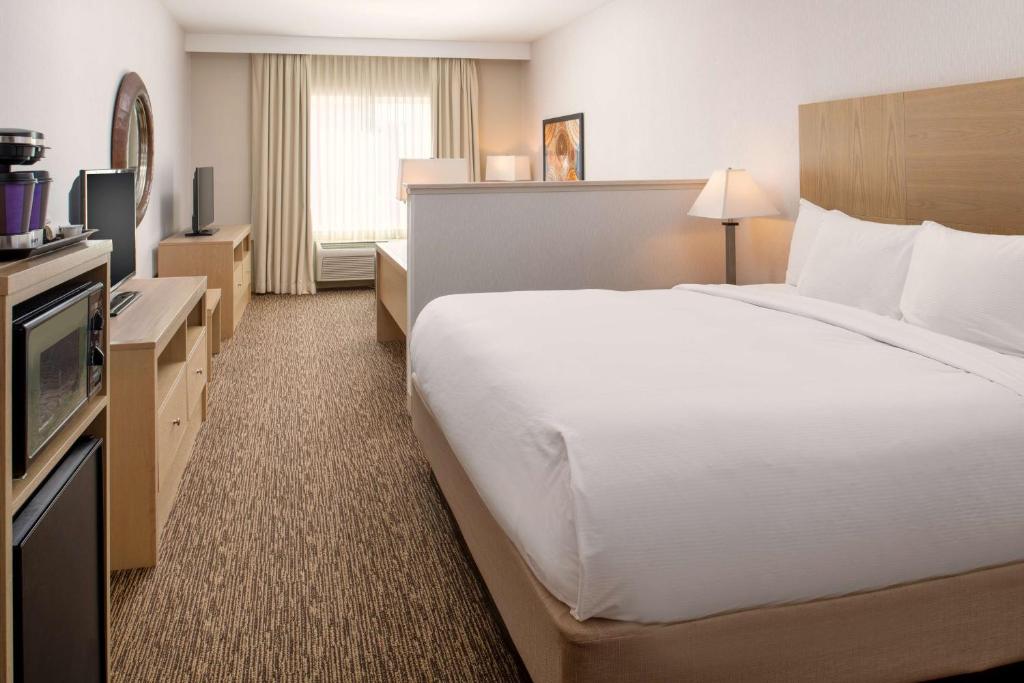 Postel nebo postele na pokoji v ubytování DoubleTree by Hilton Olympia