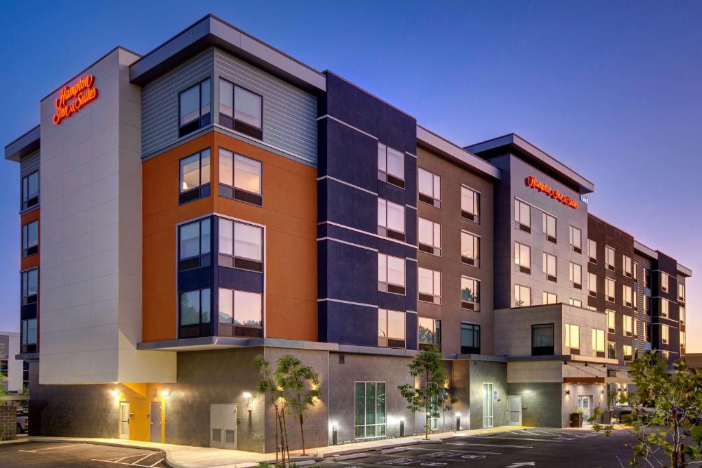 eine Darstellung der Fassade eines Hotels in der Unterkunft Hampton Inn & Suites By Hilton Rancho Cucamonga in Rancho Cucamonga
