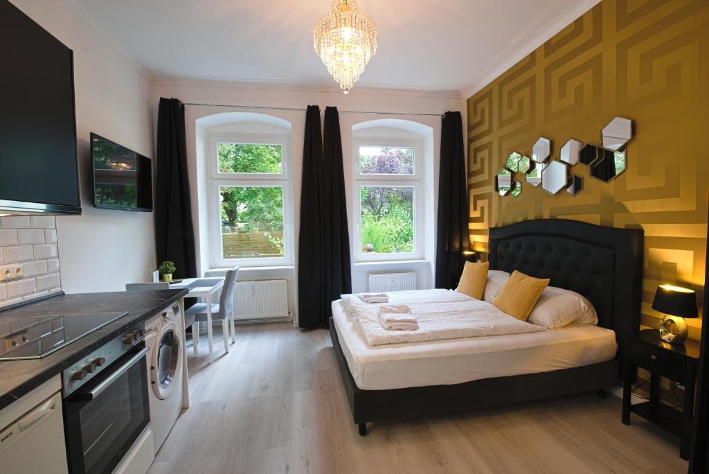 una piccola camera con letto e cucina di Style Apartment Berlin a Berlino