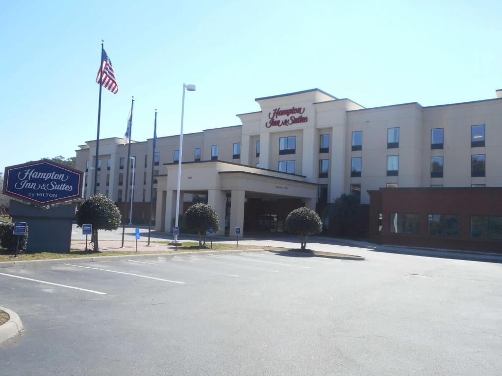 um parque de estacionamento vazio em frente a um hotel em Hampton Inn & Suites Norfolk-Airport em Norfolk