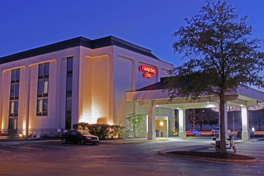 a hotel building with a sign that says motel at Hampton Inn Norfolk/Chesapeake - Greenbrier Area in Chesapeake