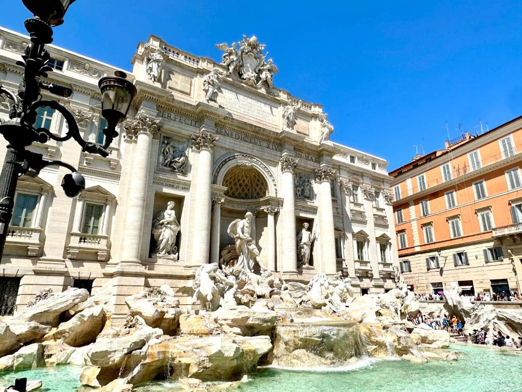 a building with a fountain in front of a building at Trevi Romantic Alcova in Rome