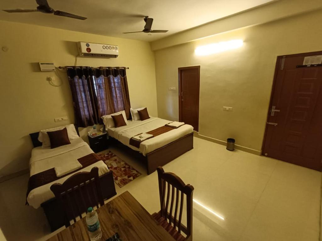 Postel nebo postele na pokoji v ubytování Hotel BlueSky Ramapuram