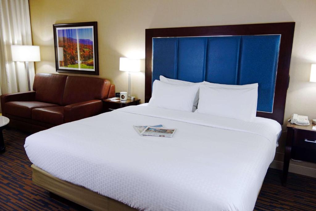 Postel nebo postele na pokoji v ubytování Doubletree by Hilton, Leominster