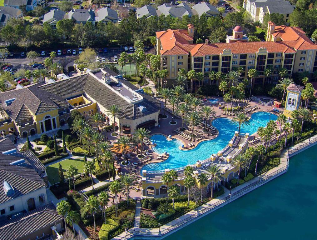 una vista aérea de un complejo con piscina en Hilton Grand Vacations Club Tuscany Village Orlando, en Orlando