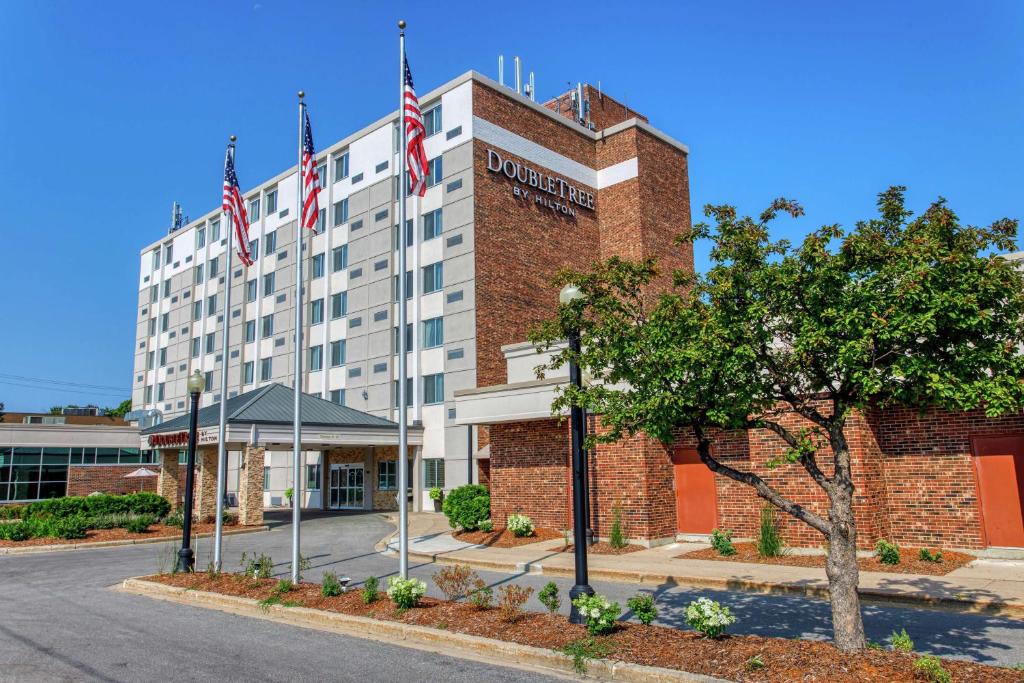 un hotel con dos banderas americanas encima en DoubleTree by Hilton Neenah, en Neenah