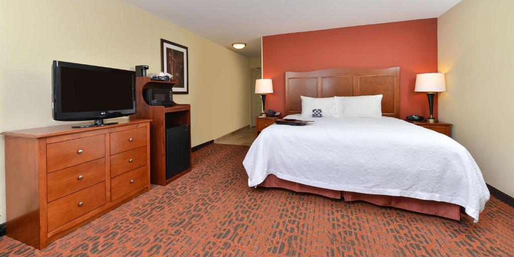 Hampton Inn Ottumwa - King Studio Suite With Sofa Bed - Non-Smoking