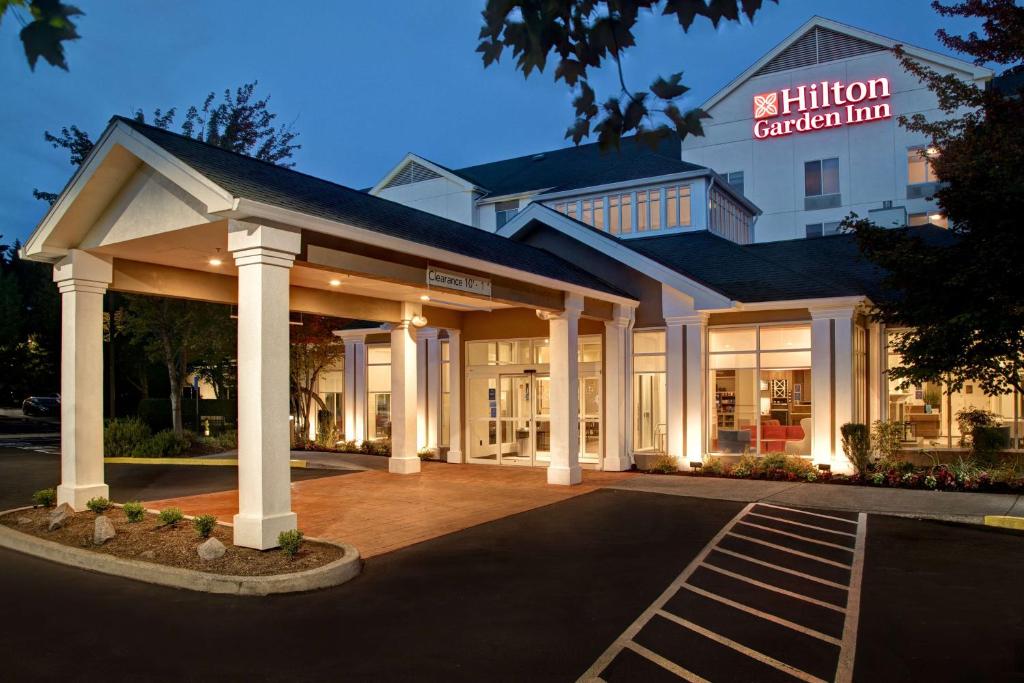 un hotel frente a un edificio con un cartel que lee "Situation Conference inn" en Hilton Garden Inn Portland/Beaverton, en Beaverton