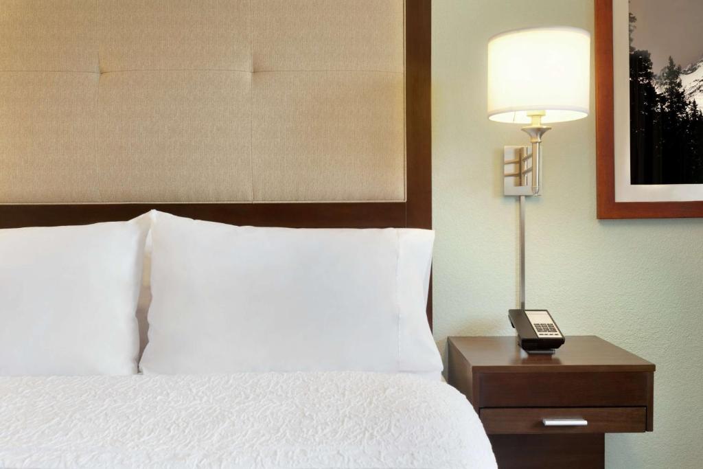 Postel nebo postele na pokoji v ubytování Hampton Inn - Portland/Clackamas