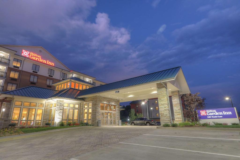 ein Hotelgebäude mit einem Parkplatz davor in der Unterkunft Hilton Garden Inn Pigeon Forge in Pigeon Forge