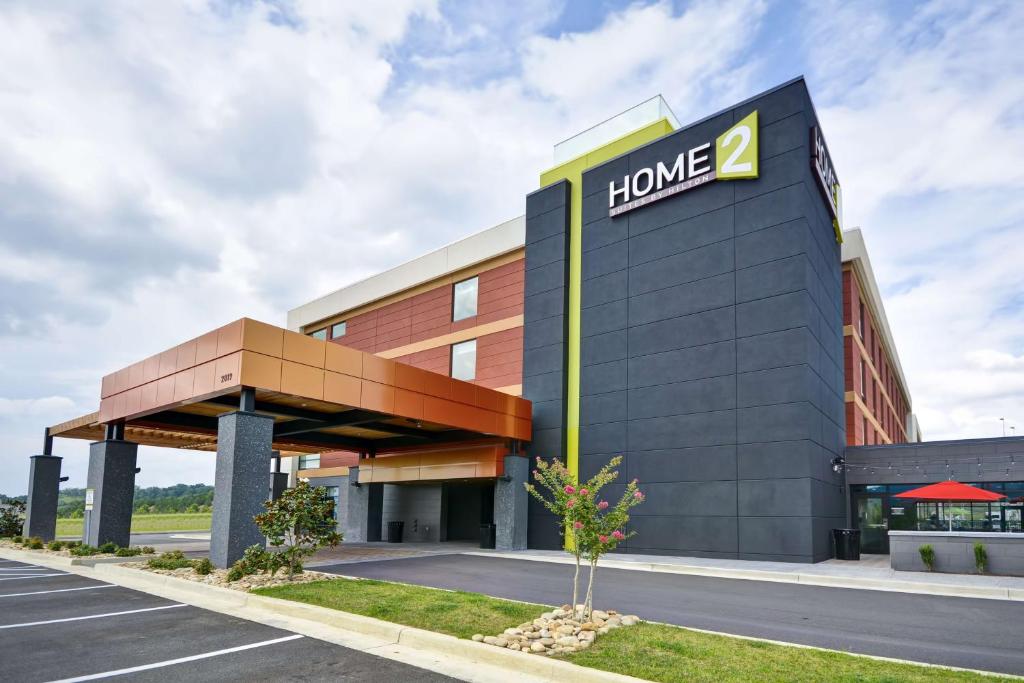 un edificio con un letrero casero. en Home2 Suites By Hilton Pigeon Forge, en Pigeon Forge