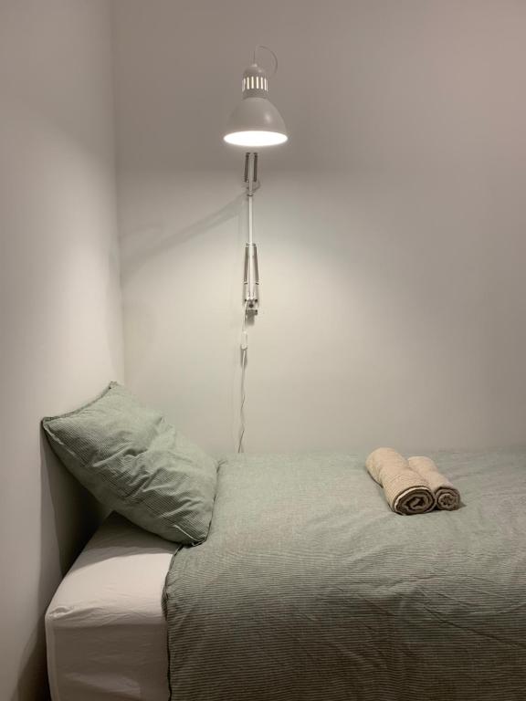 Cama con almohada y lámpara en una habitación en Nº7 Sacadura Cabral, en Guarda