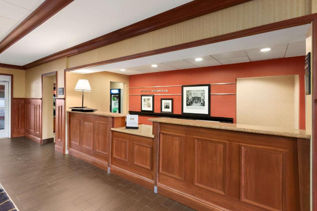 un vestíbulo con bar en un hospital en Hampton Inn & Suites Williamsburg Historic District, en Williamsburg